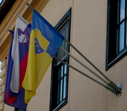 Zastave na občinski zgradbi